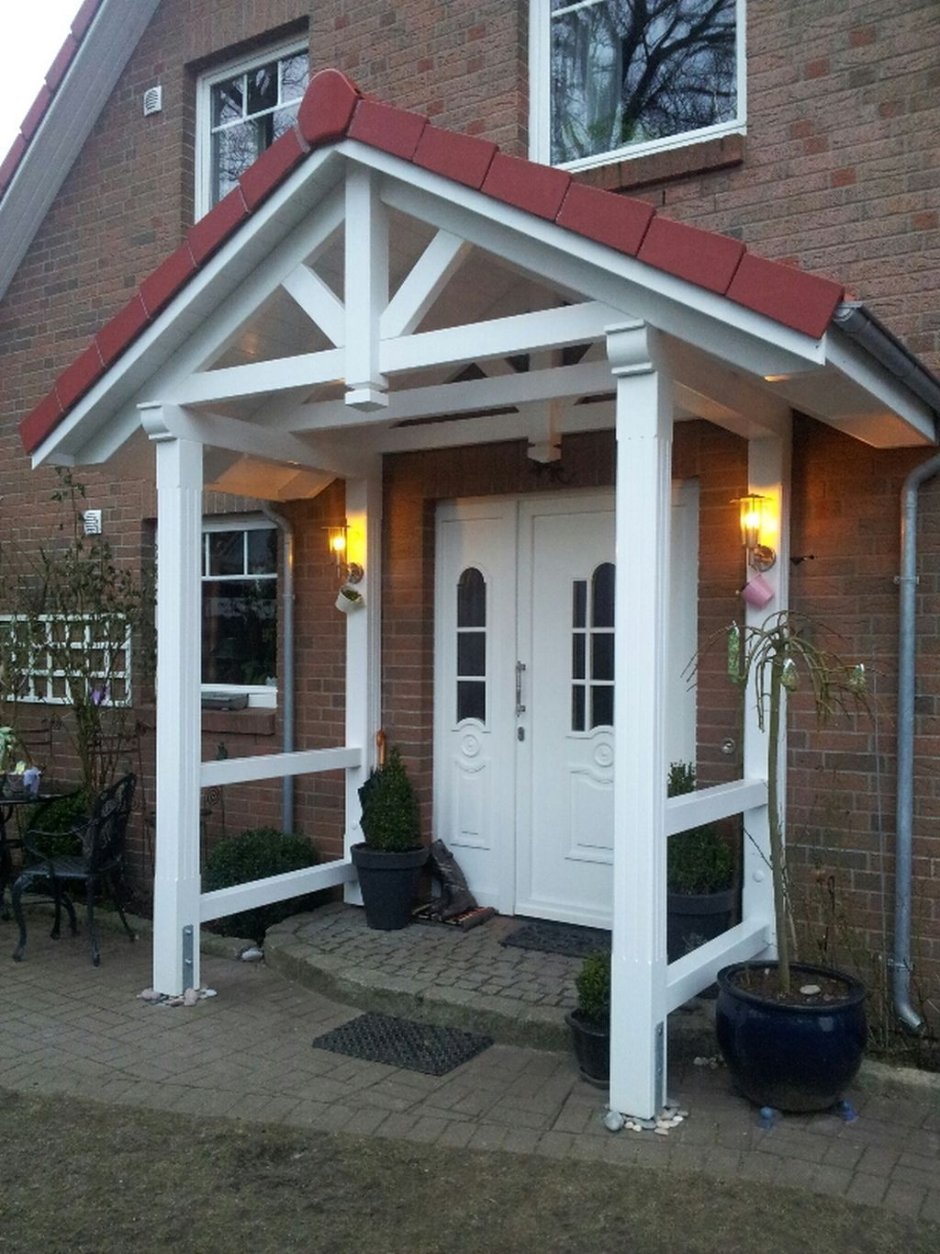 Навес над крыльцом входной дверью