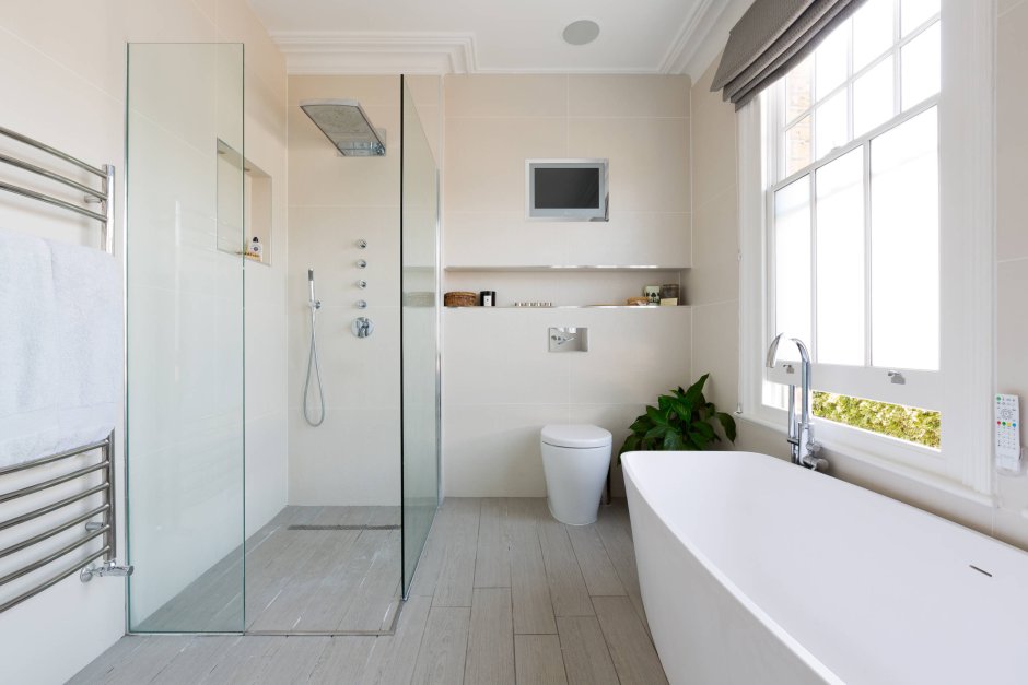 Планировка ванной комнаты с душем ванной и окном