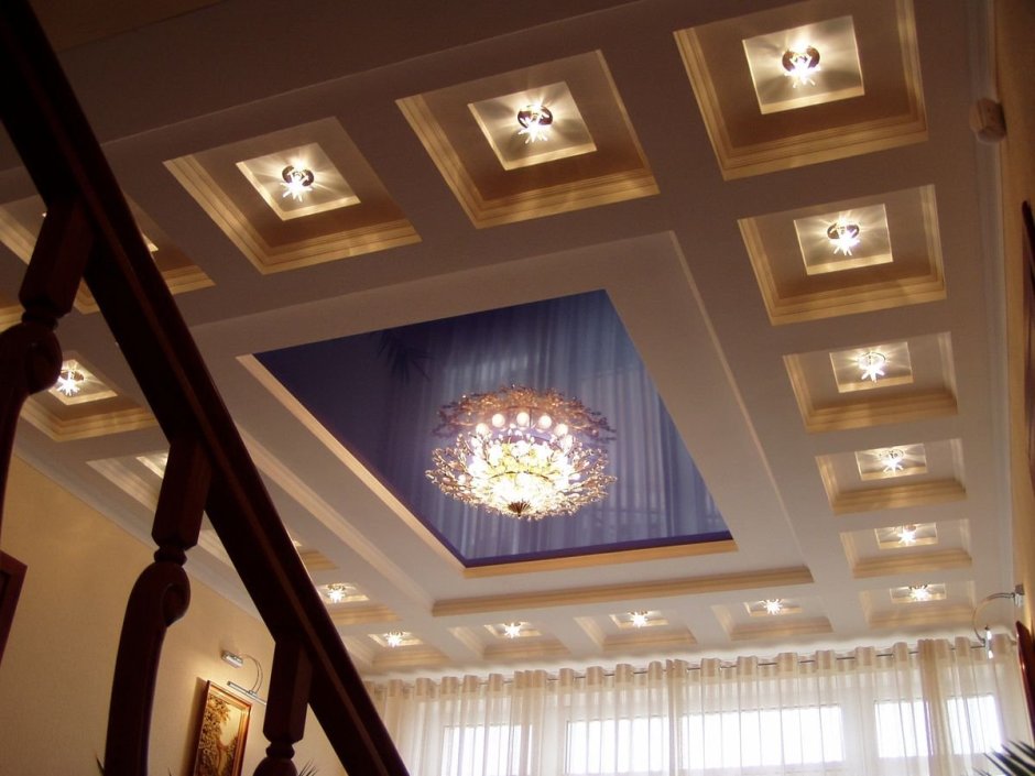 Натяжные потолки в холле