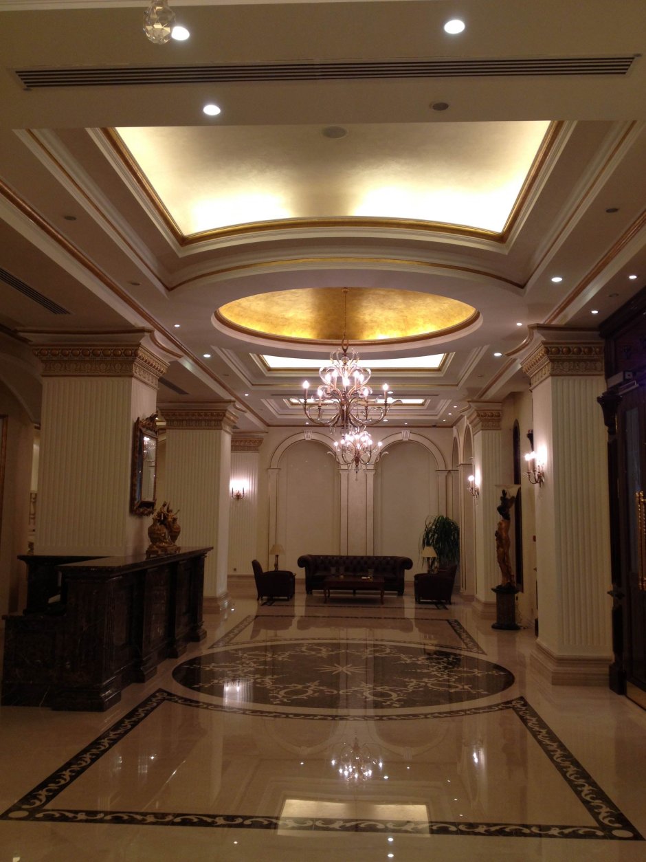 Фигурные потолки для холла
