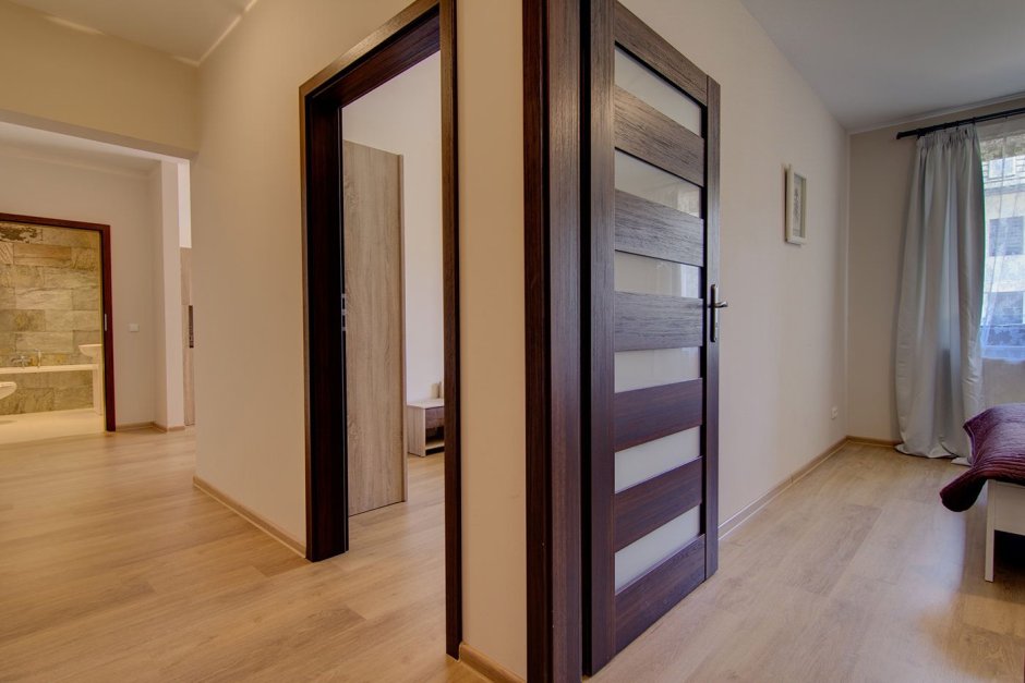Темный ламинат и двери в интерьере