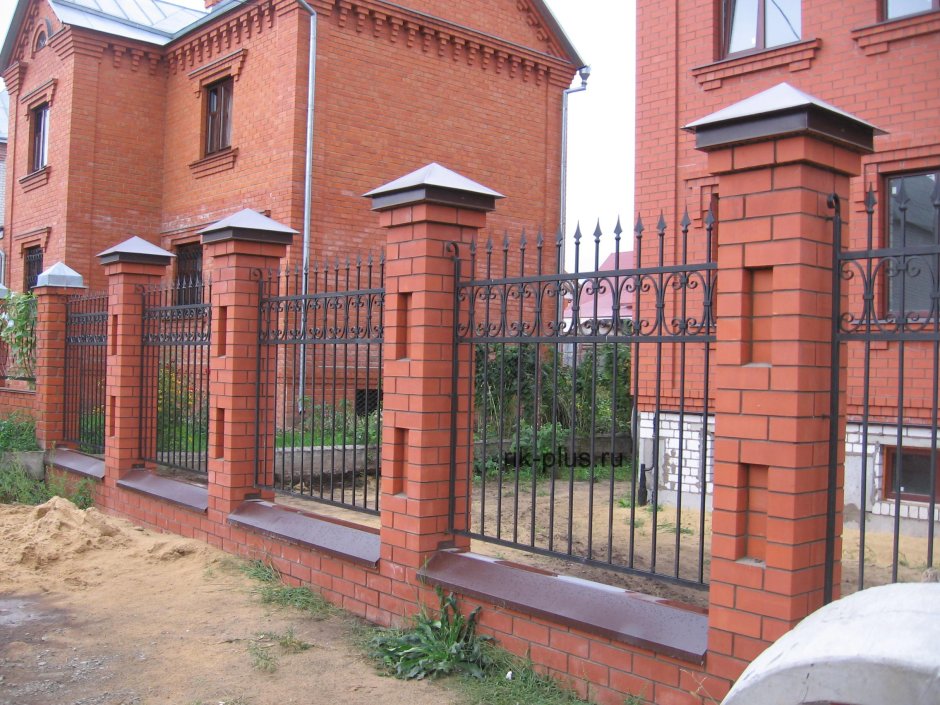 Кирпичный забор