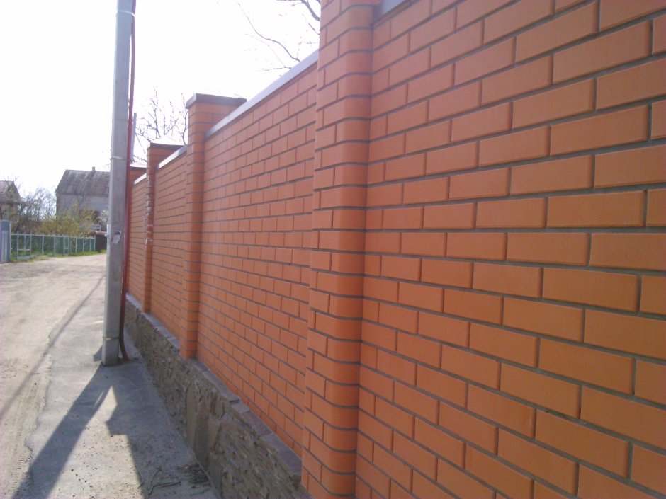 Кирпичный столб 380х380 из полуторного кирпича