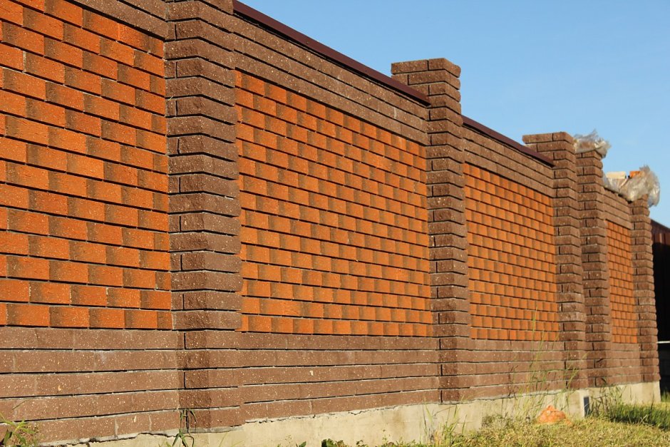 Забор из полнотелого кирпича