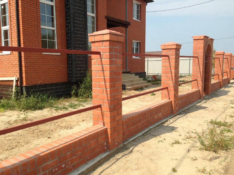 Забор из кирпичных столбов