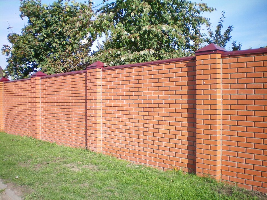 Забор из красного кирпича