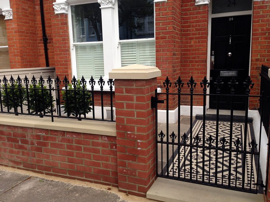 Забор перед домом