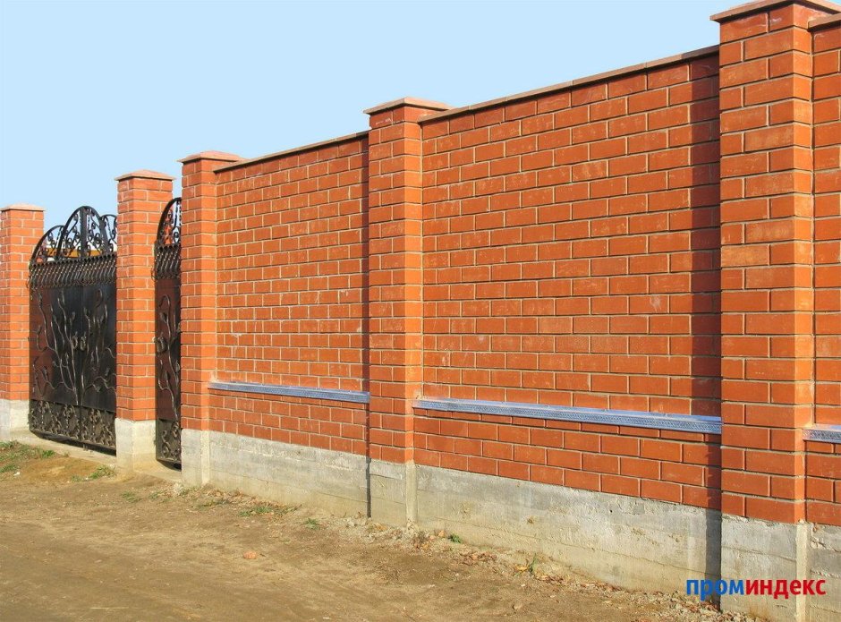 Забор из красного кирпича