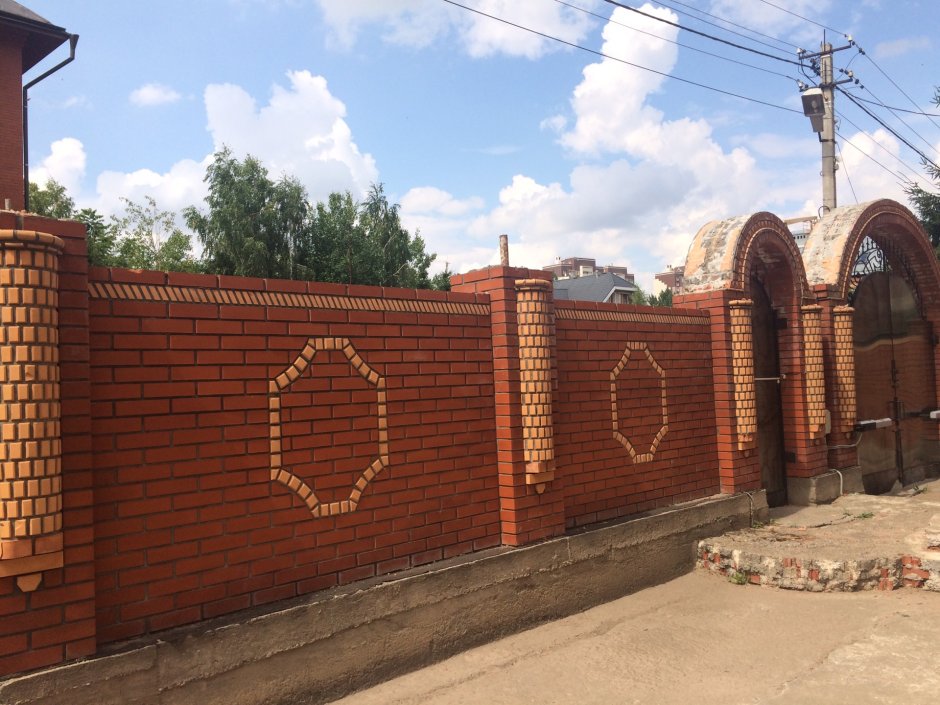 Забор из красного кирпича