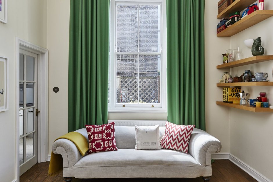 Зеленая мебель в интерьере гостиной