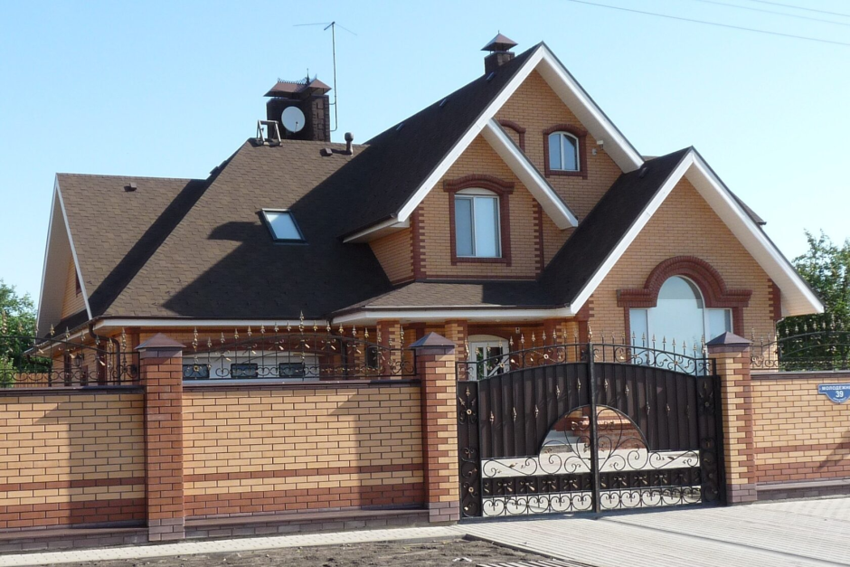 Красивый дом с забором