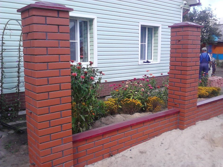 Забор из красного кирпича