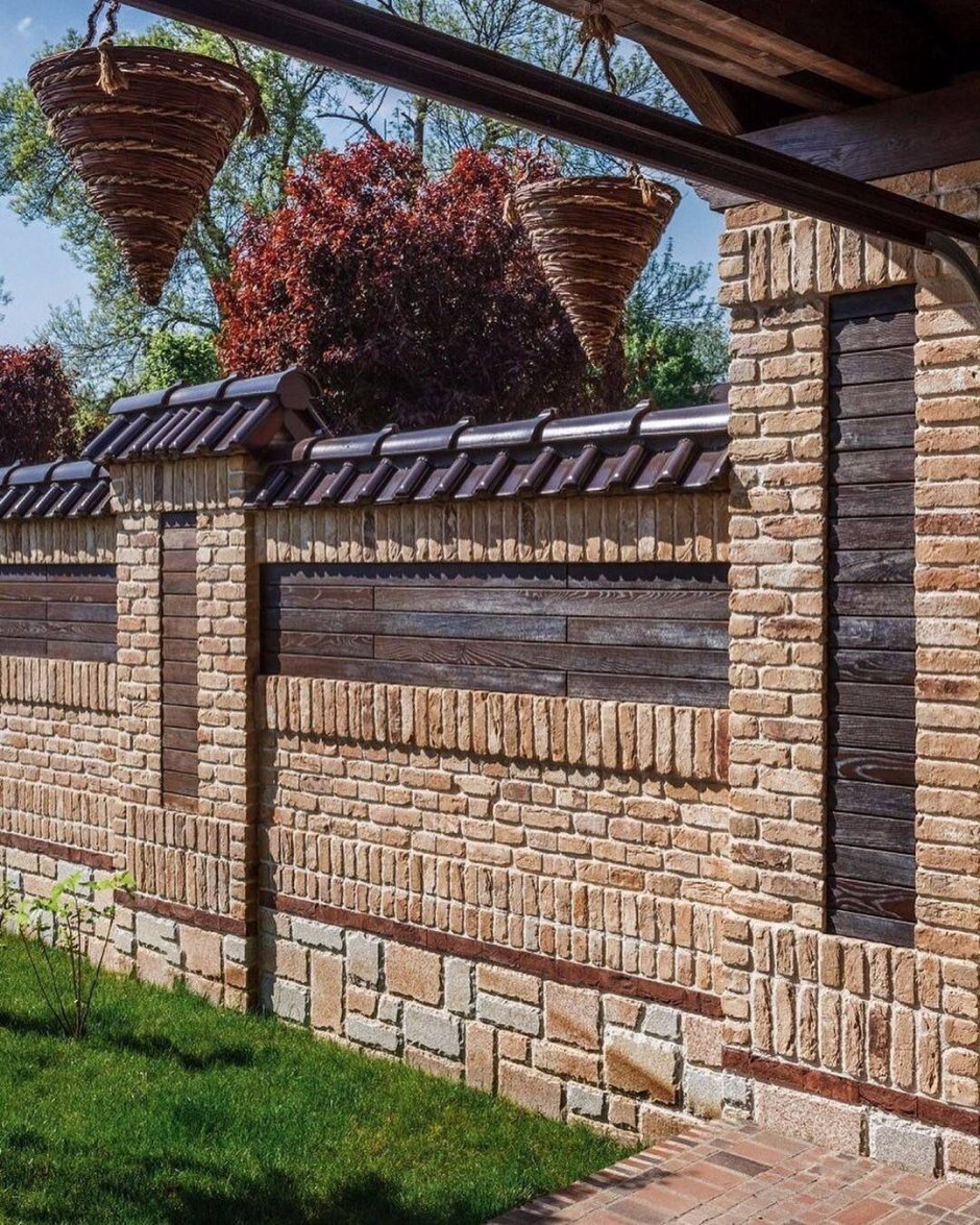 Кирпичный забор