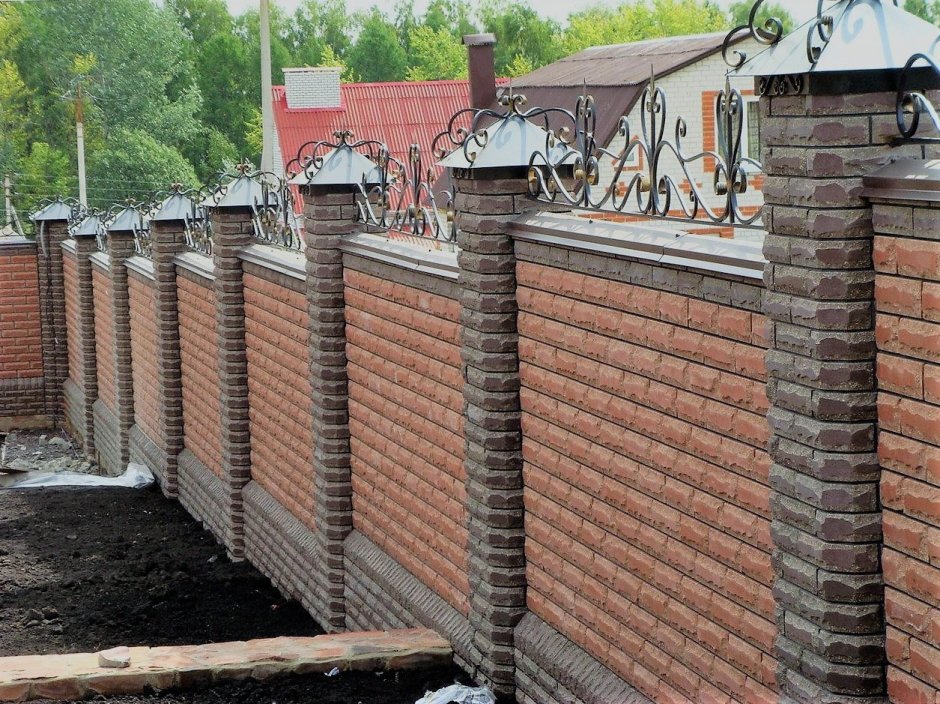 Забор из кирпича