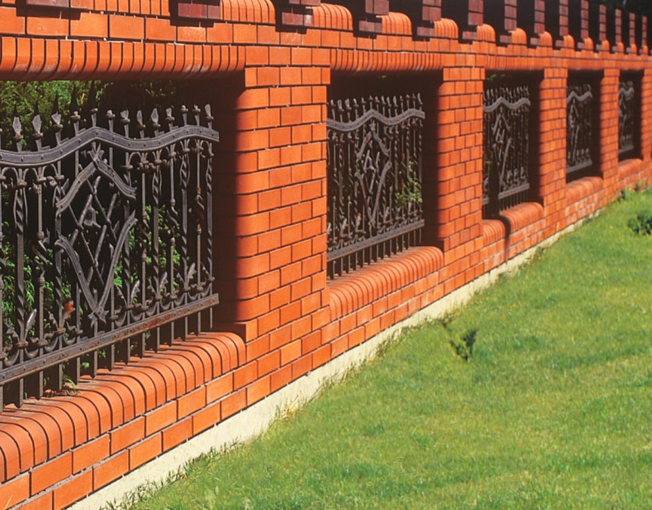Забор из красного кирпича