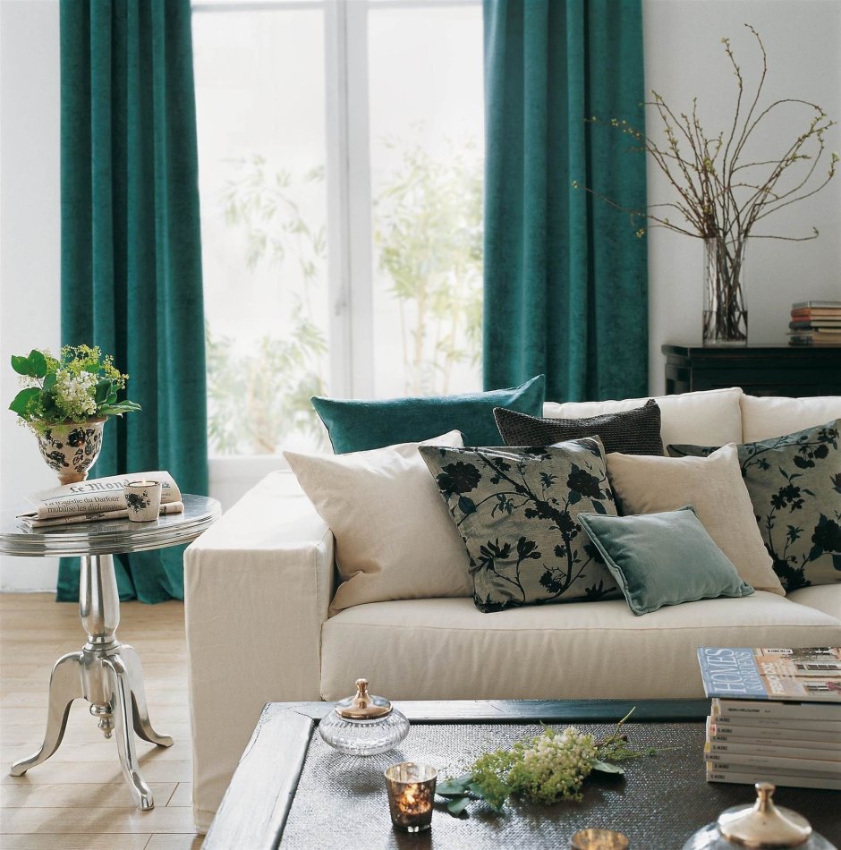 Изумрудный диван в интерьере