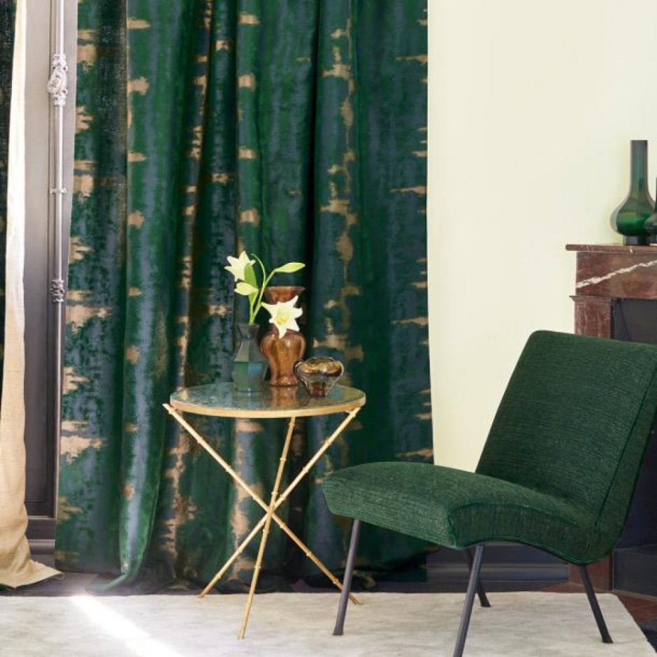 Зелёные шторы в интерьере гостиной