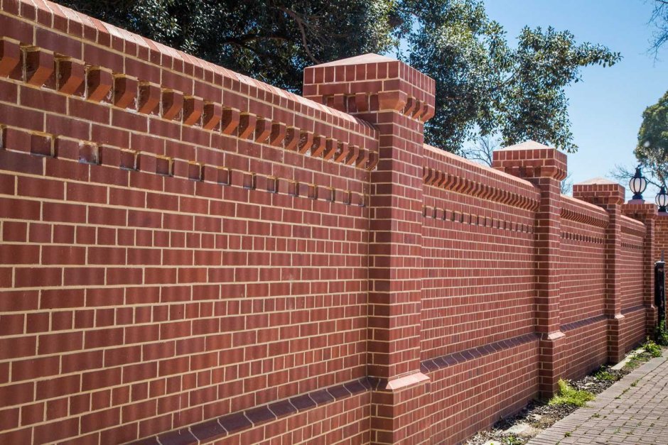 Забор из разноцветного кирпича