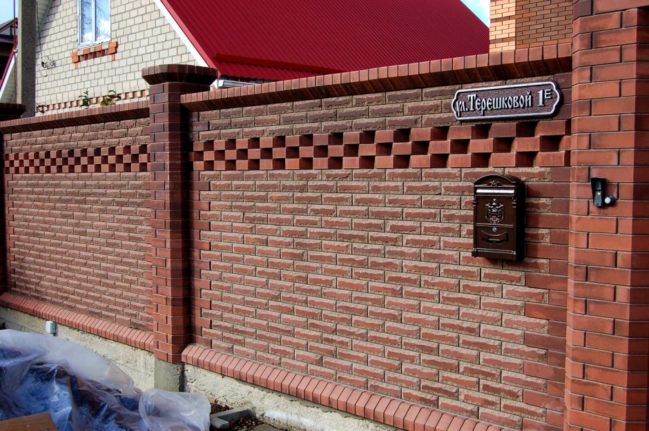 Красивые заборы из красного кирпича