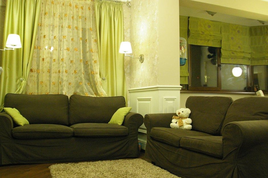 Спальня с зелеными шторами