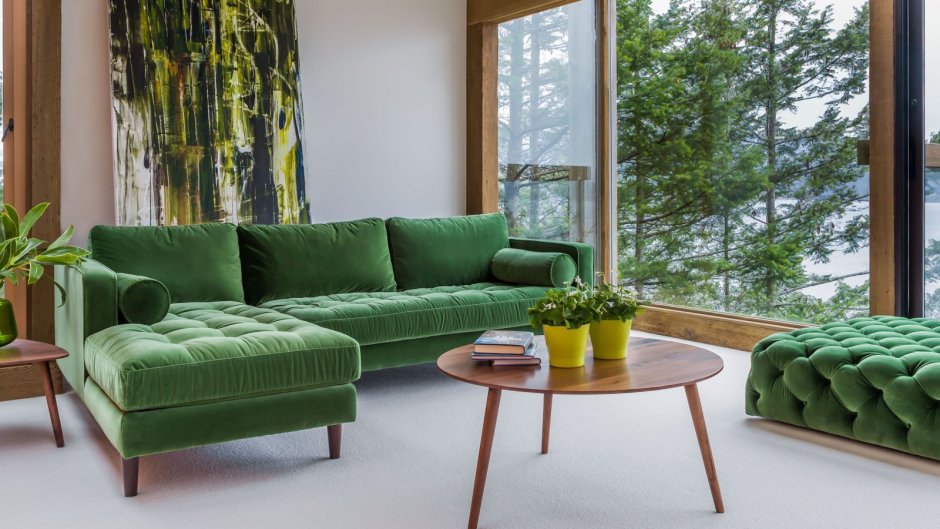 Зелёные шторы в черно белой гостиной