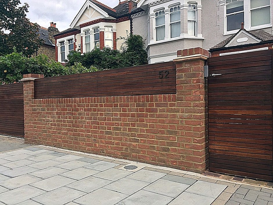 БРИК Хаус красный забор