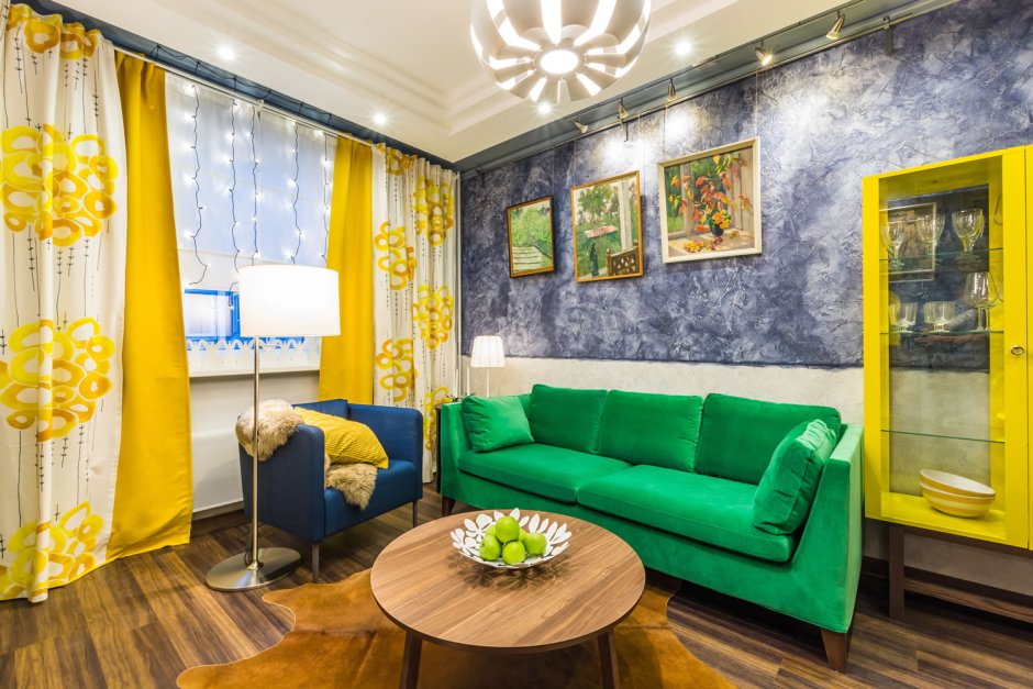 Полосатые шторы и зеленый диван в интерьерах