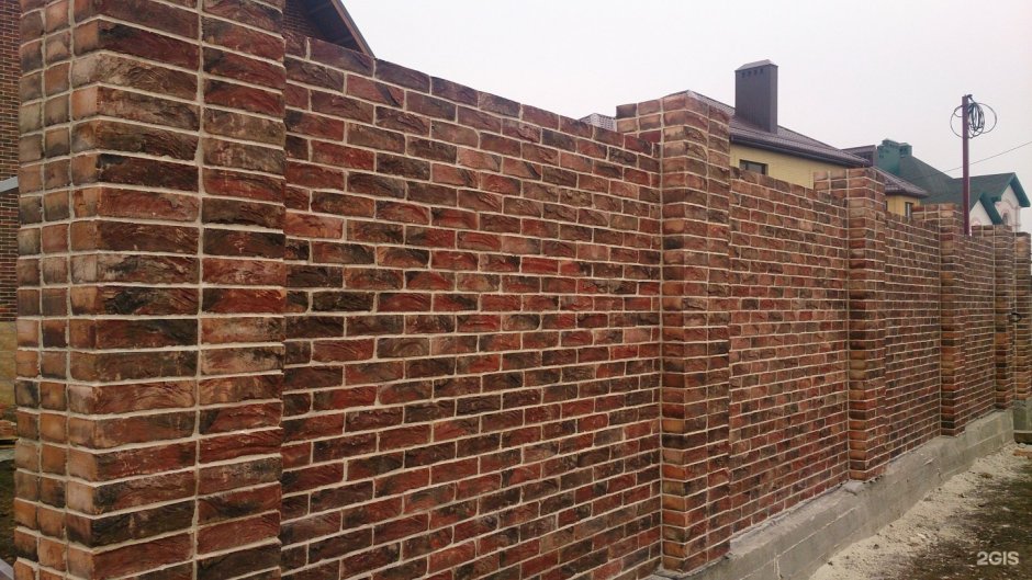 Забор из кирпича под старину