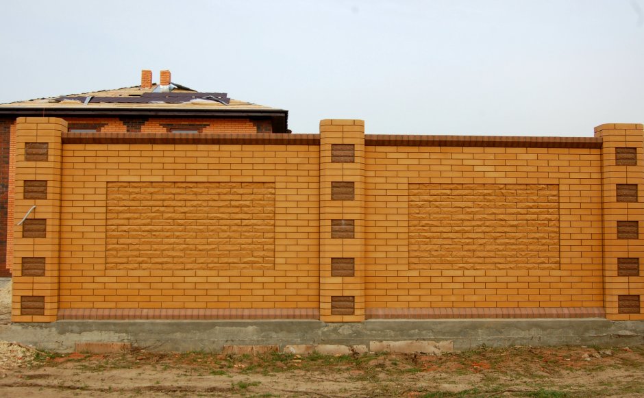 Забор из кирпича Литос