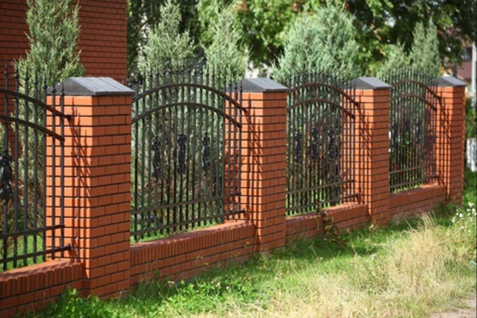 Забор из красного кирпича