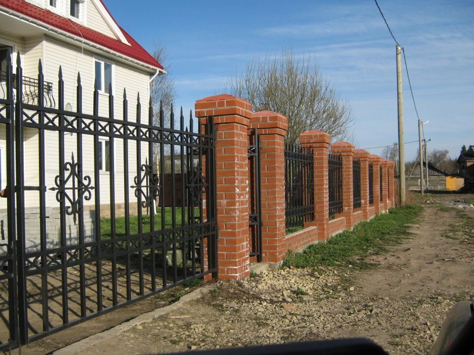 Забор с колоннами из кирпича