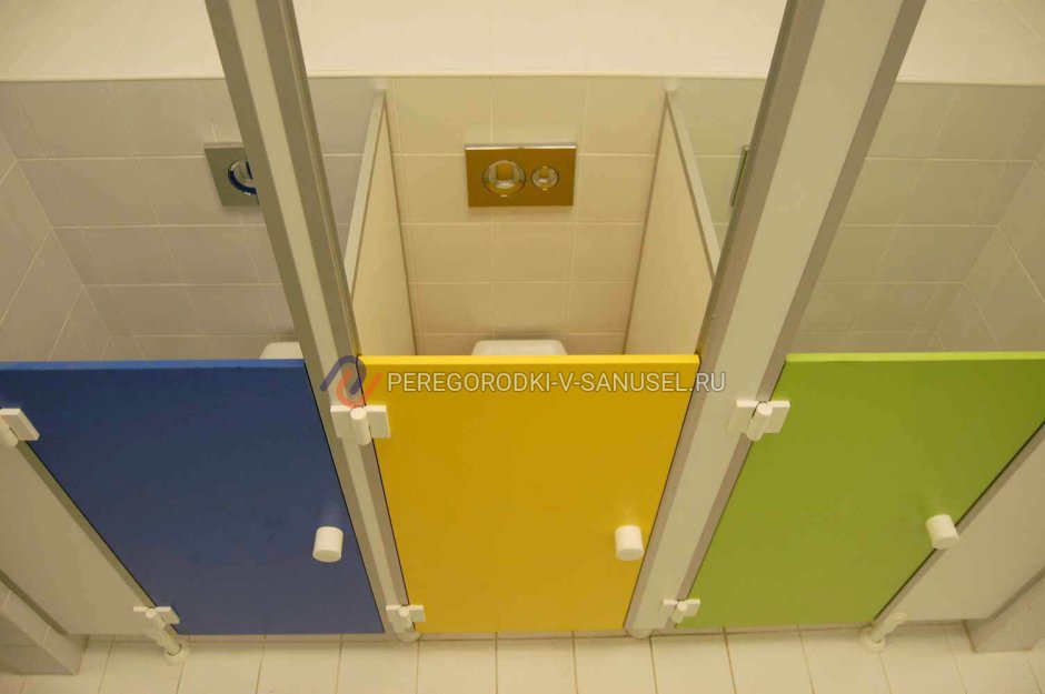 Туалетные кабинки в детском саду