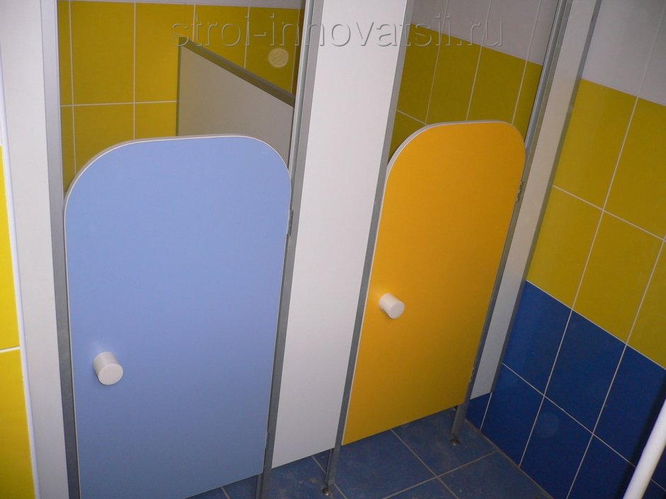 Кабинки с дверями в детский туалетный