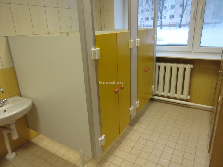 Туалетные кабинки в детском саду