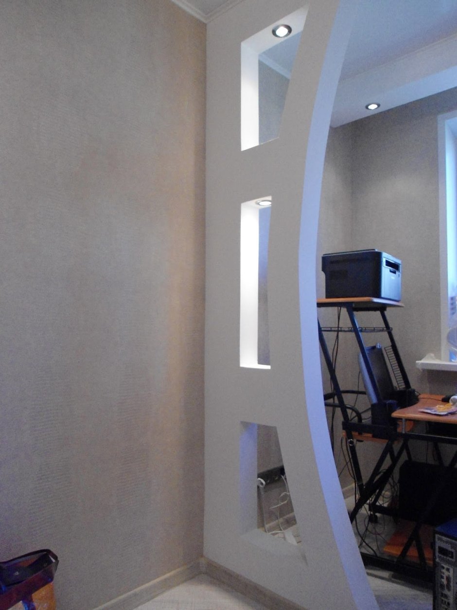 Гипсокартонная перегородка с полками