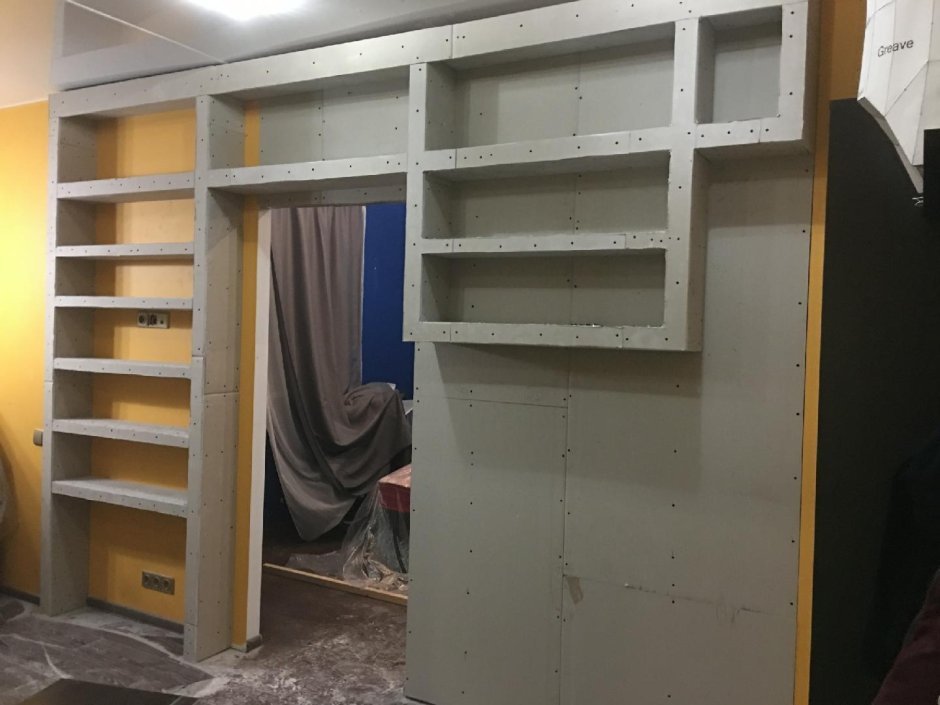 Перегородка с гипсокартона с полками