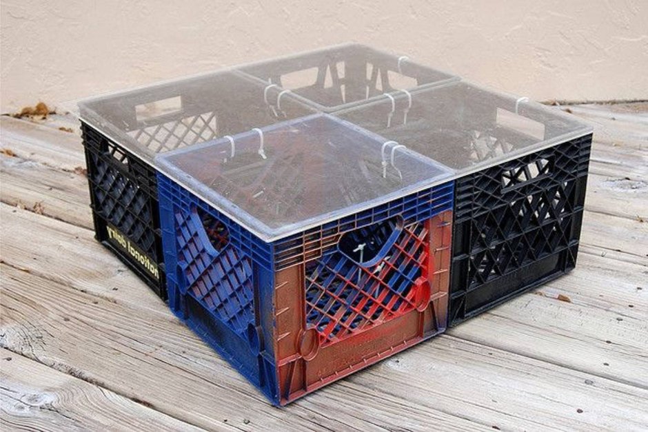 Из пластмассовых ящиков