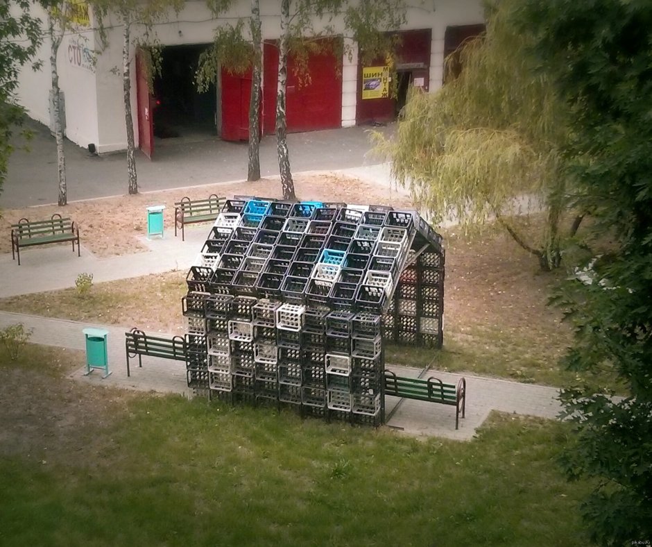 Беседка из ящиков пластмассовых