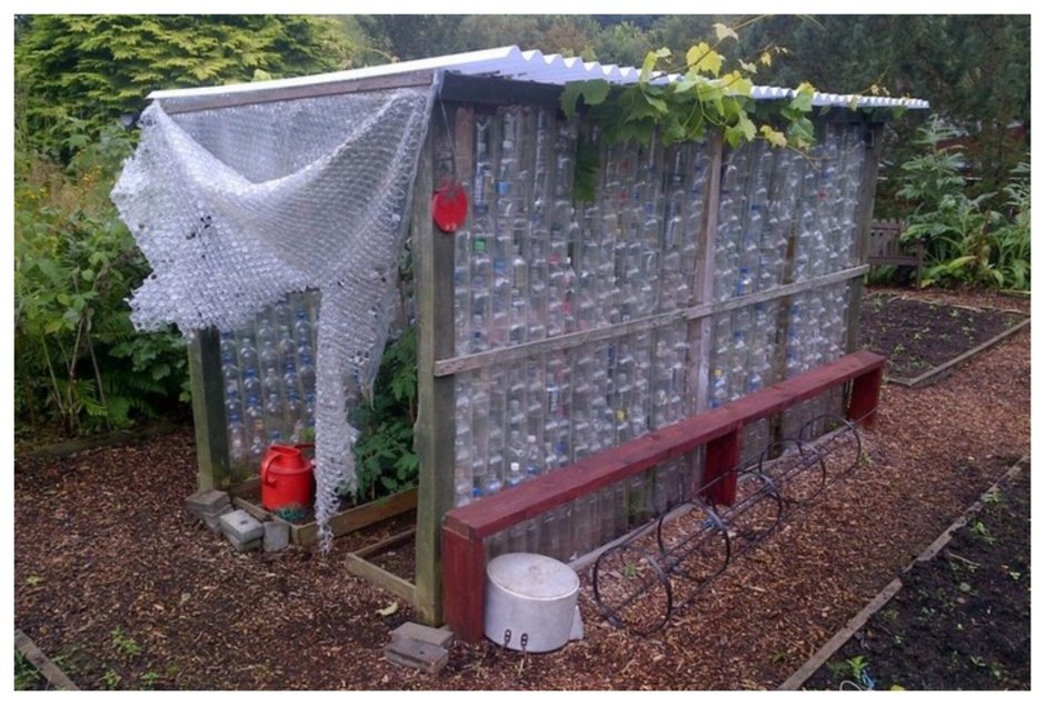 Пластиковые бутылки на даче