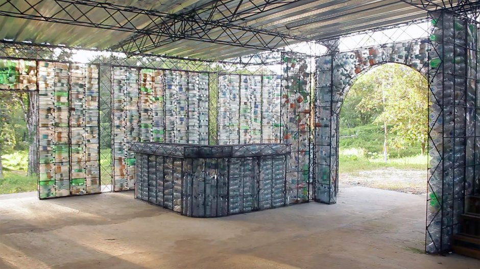 Беседка из пластиковых ящиков