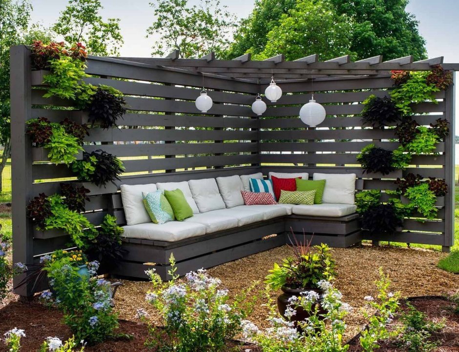 Клумба с перголой