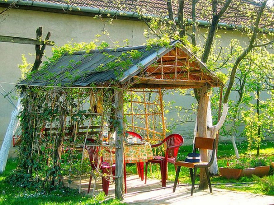 Беседка для дачи из баклажек