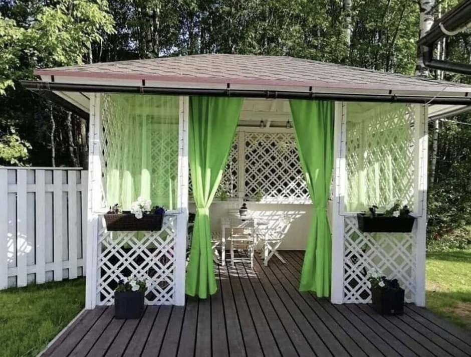 Беседка с зелеными занавесками