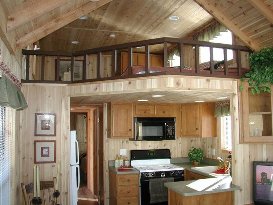 Маленький дачный домик с антресолью