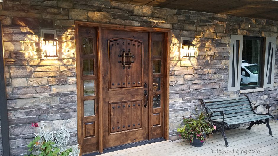 Деревянная дверь в каменный дом