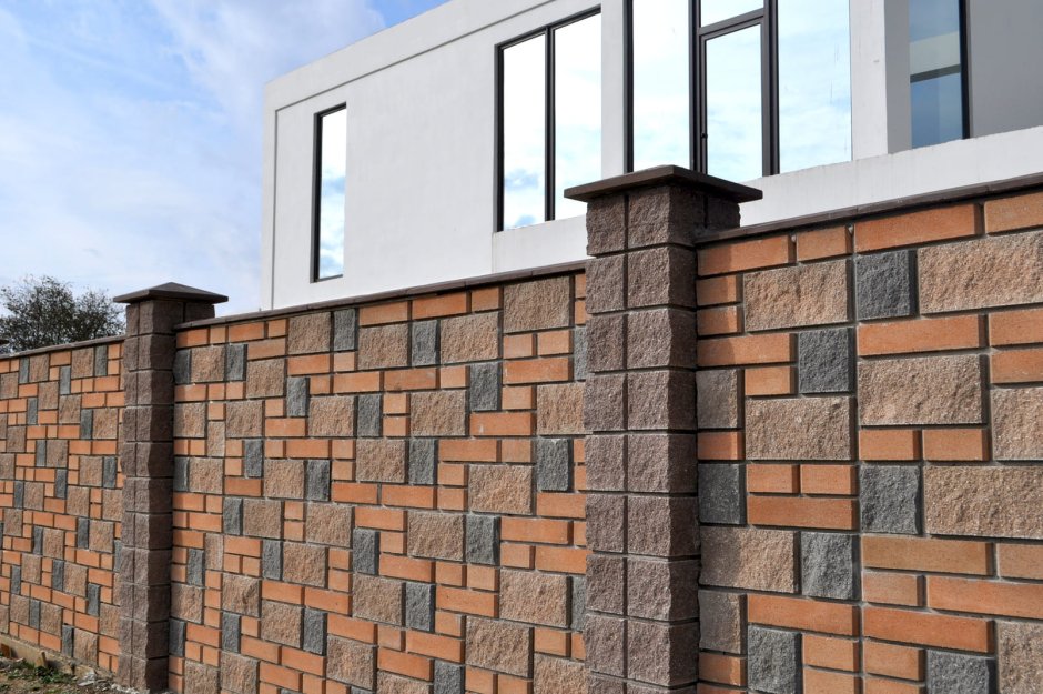 Забор трехцветный каменный француз