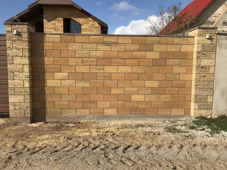 Забор из газобетона в частном доме