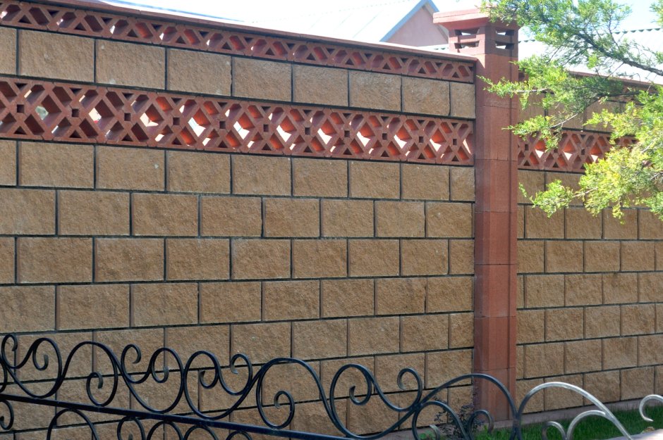 Забор из блоков с декоративной облицовкой