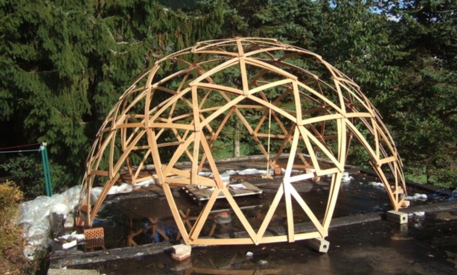 Купольная беседка из арматуры