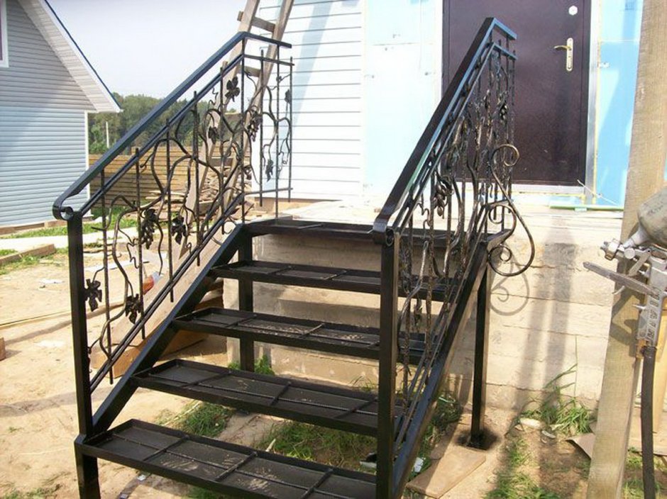 Лестница в дом с улицы из металла